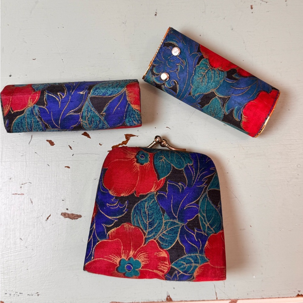 Vintage Silk Set with Kiss-lock coin purse, Lipstick Holder and Key Holder - Picture 2 of 8